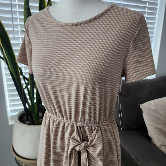 GILLI Taupe Short Sleeve Dress. Size small. New. - Picture 2 of 9